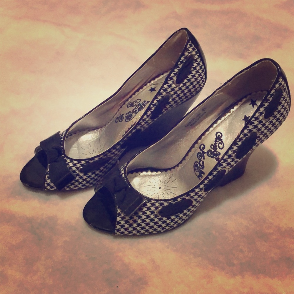 Vintage houndstooth peep toe wedge